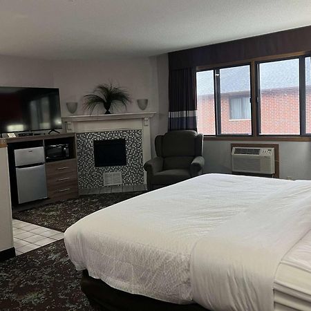 Ramada By Wyndham Cedar Rapids South Hotel Екстериор снимка