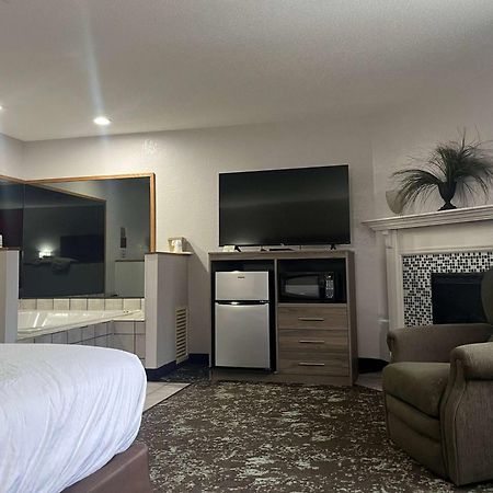 Ramada By Wyndham Cedar Rapids South Hotel Екстериор снимка