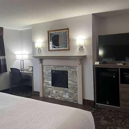 Ramada By Wyndham Cedar Rapids South Hotel Екстериор снимка