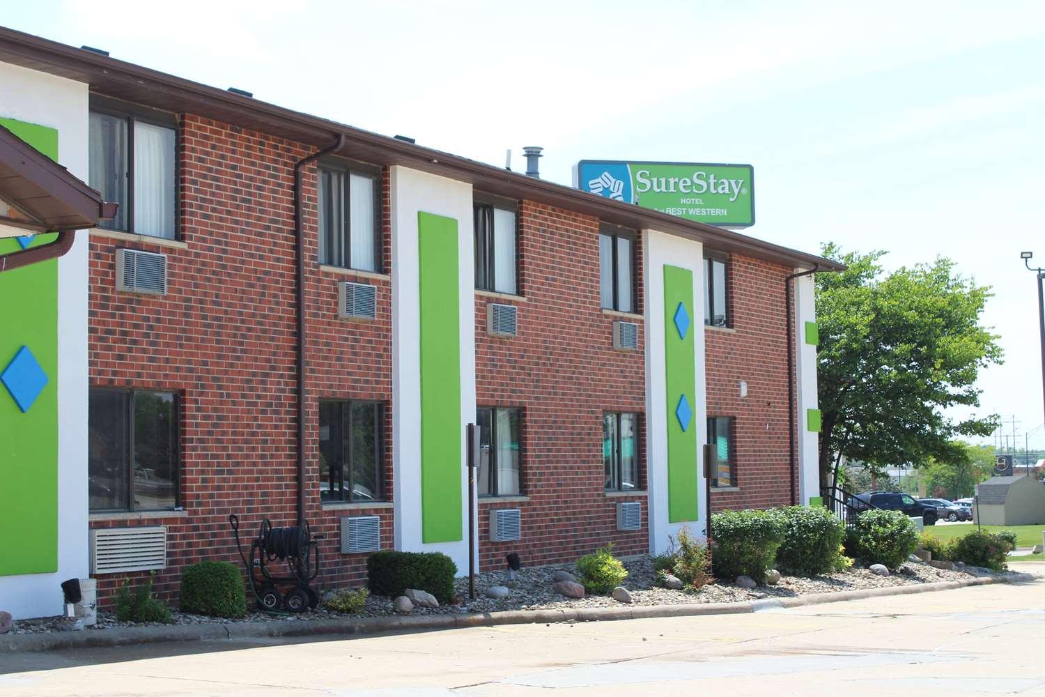 Ramada By Wyndham Cedar Rapids South Hotel Екстериор снимка