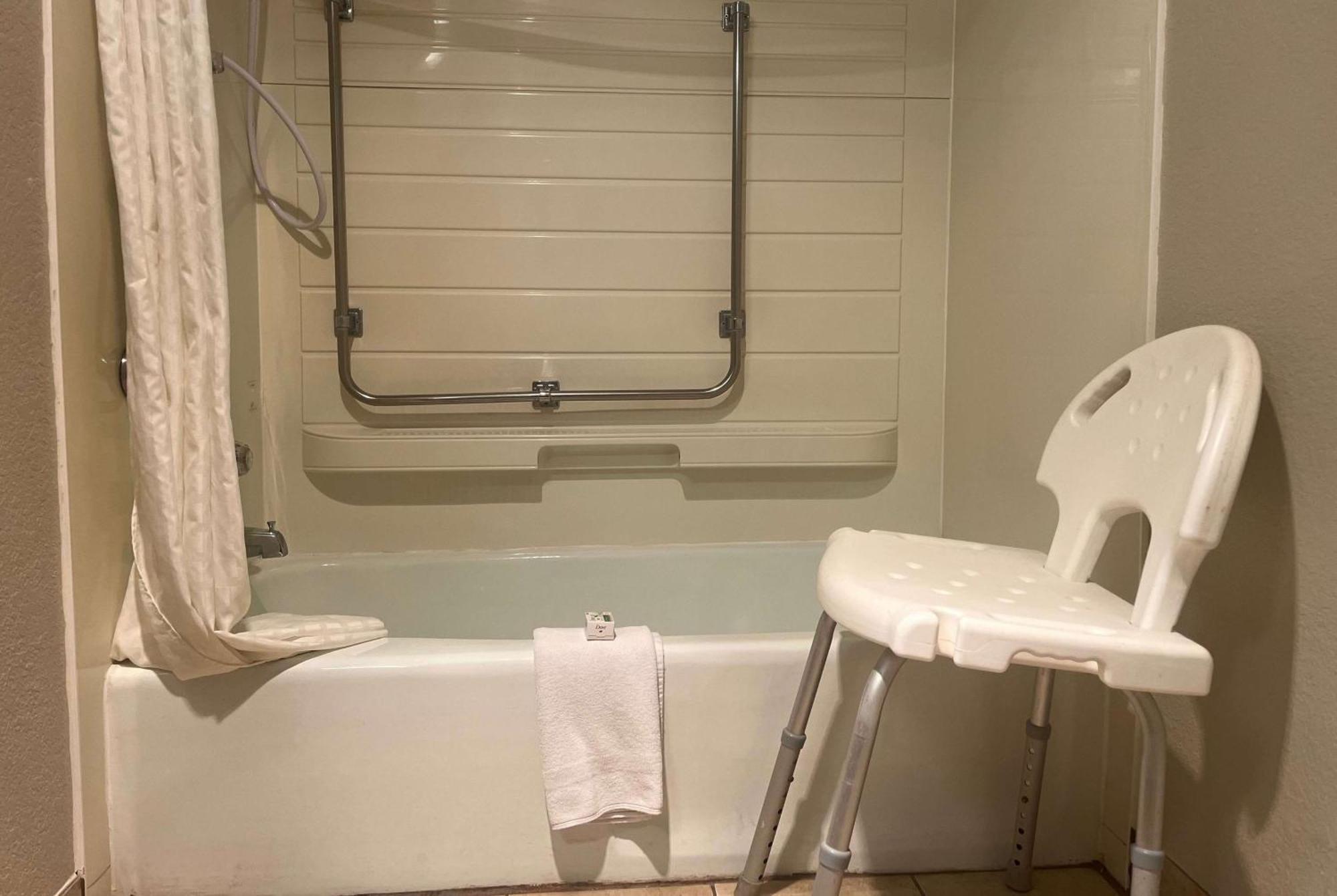Ramada By Wyndham Cedar Rapids South Hotel Екстериор снимка