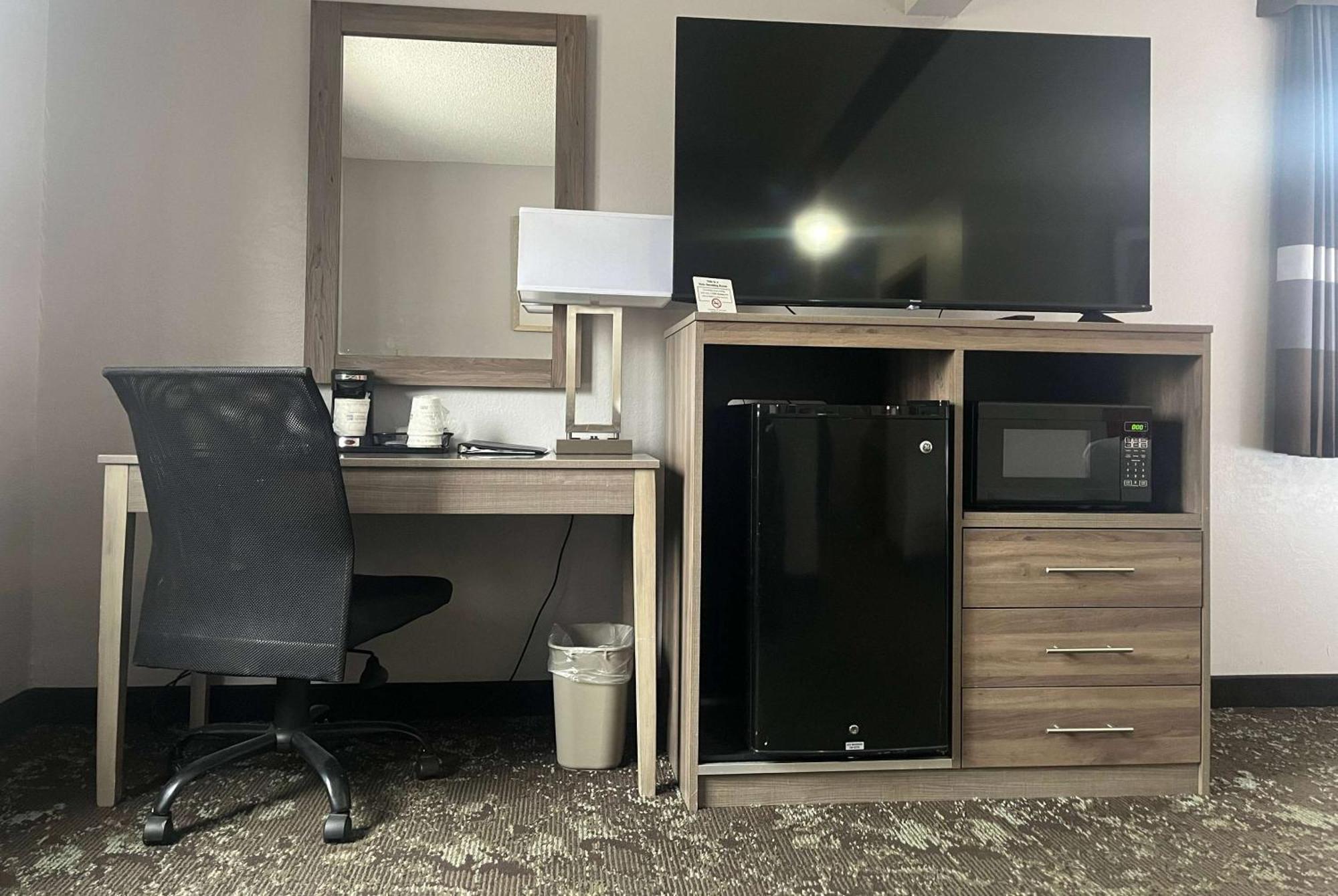 Ramada By Wyndham Cedar Rapids South Hotel Екстериор снимка