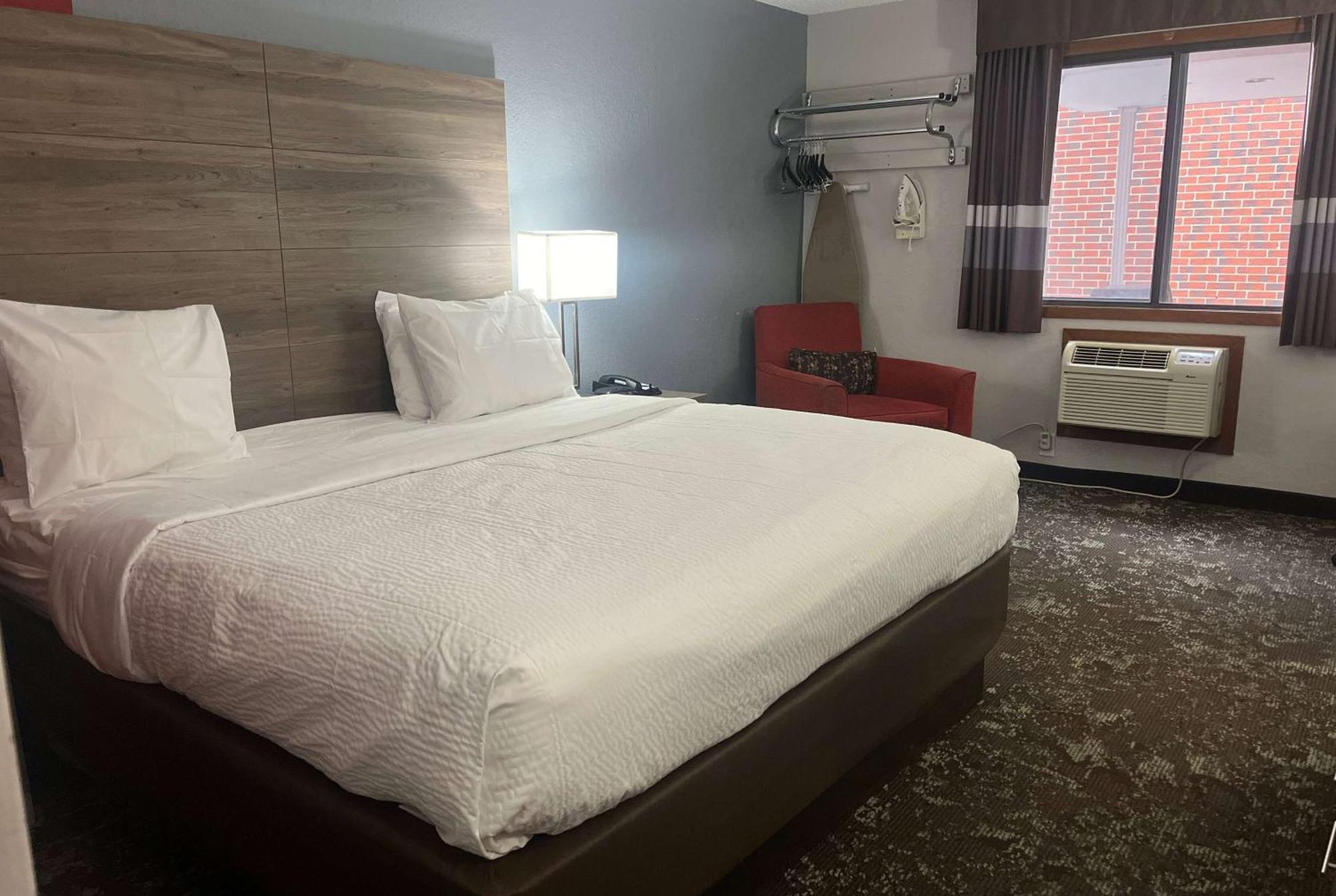 Ramada By Wyndham Cedar Rapids South Hotel Екстериор снимка