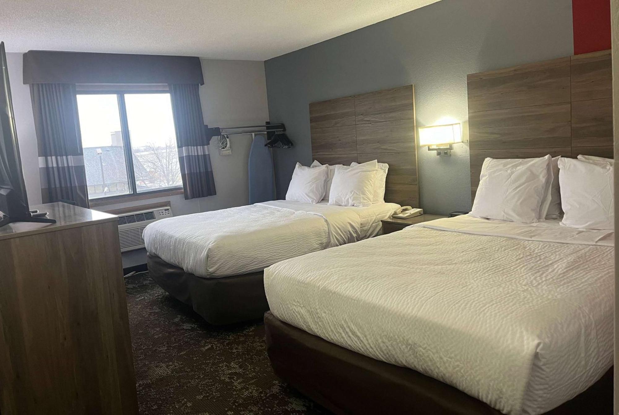 Ramada By Wyndham Cedar Rapids South Hotel Екстериор снимка