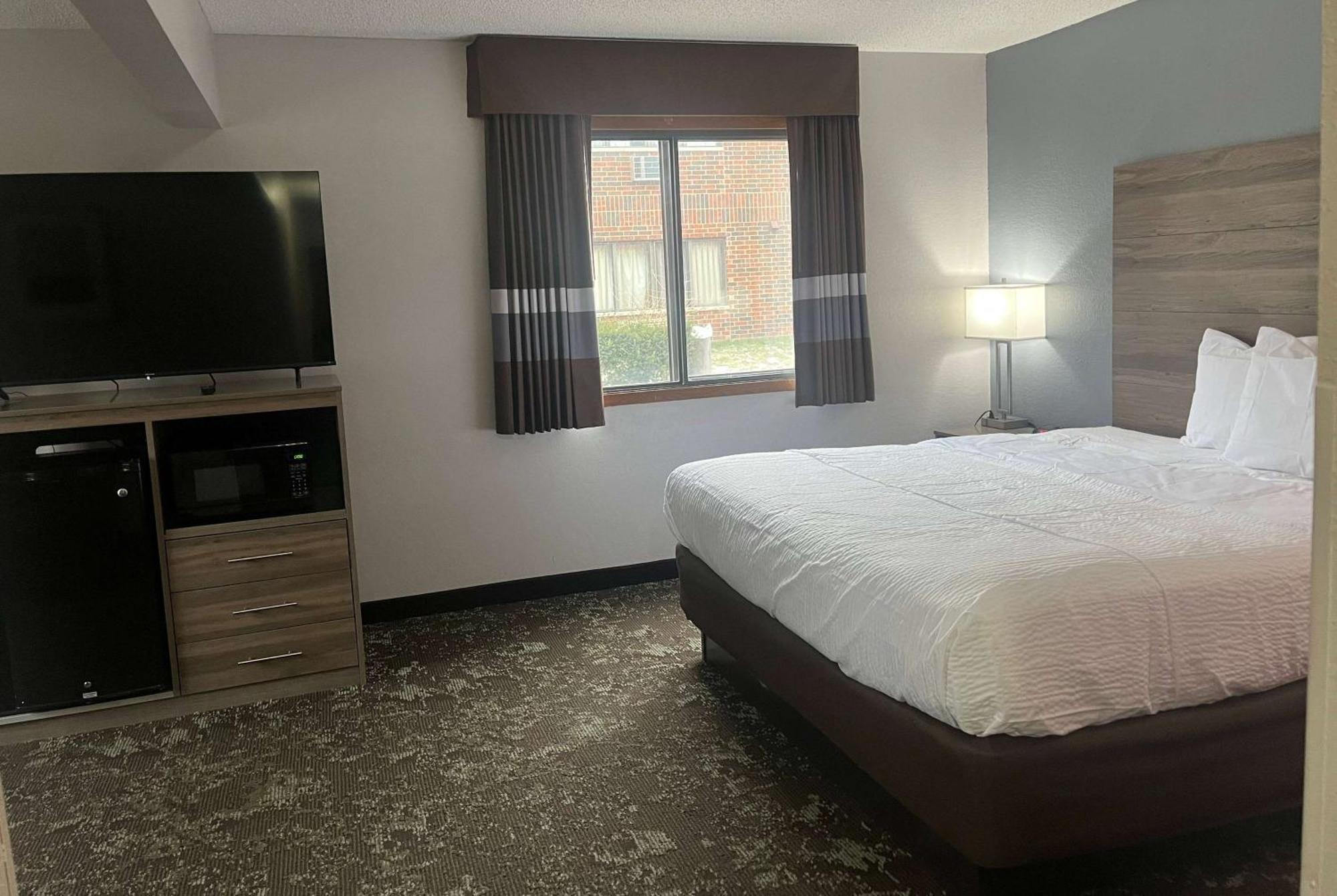 Ramada By Wyndham Cedar Rapids South Hotel Екстериор снимка