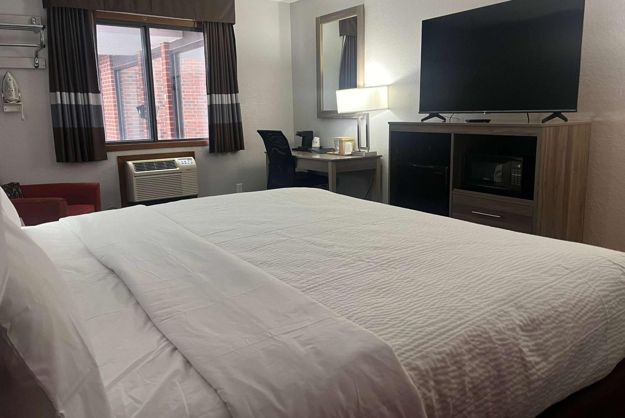 Ramada By Wyndham Cedar Rapids South Hotel Екстериор снимка