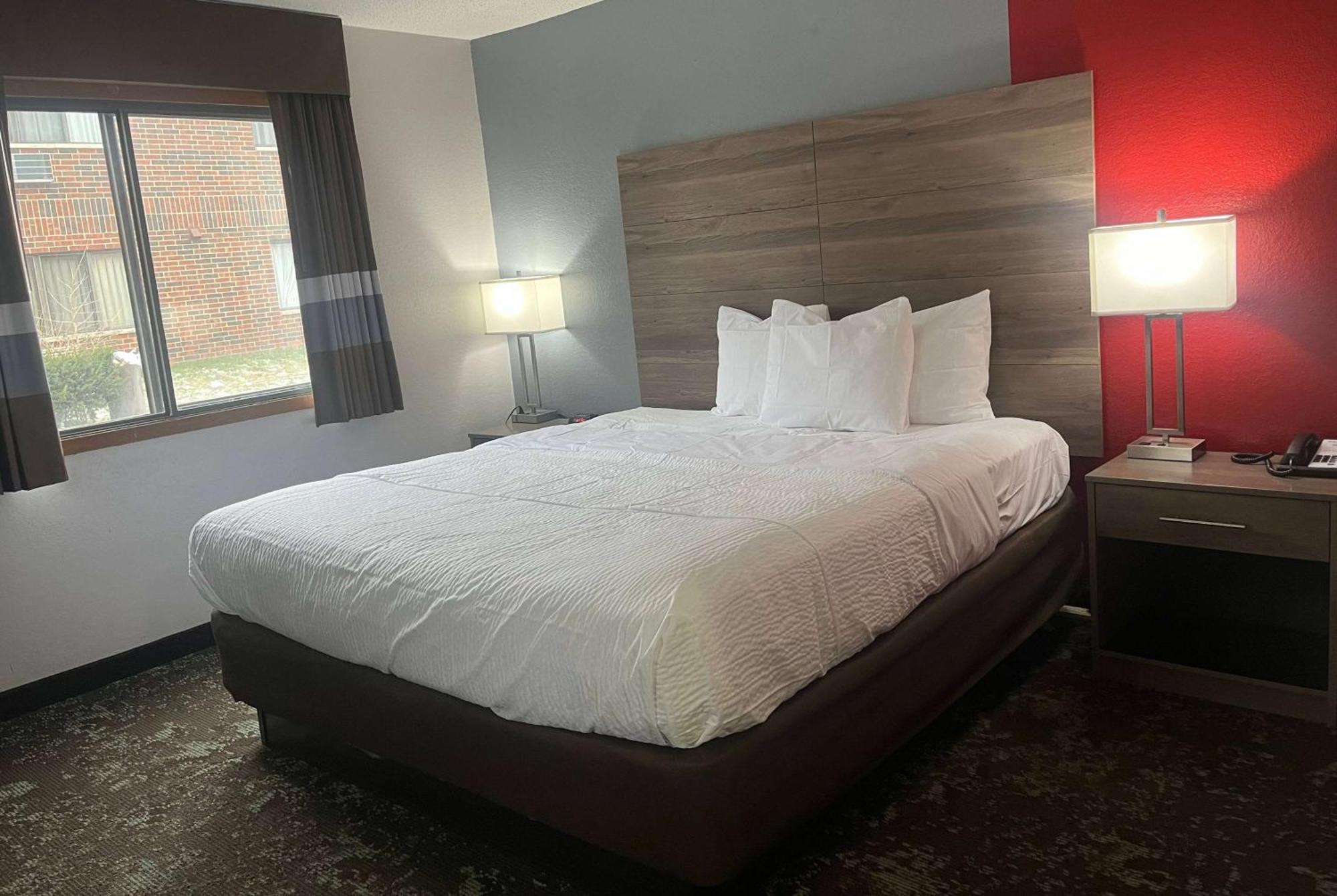 Ramada By Wyndham Cedar Rapids South Hotel Екстериор снимка