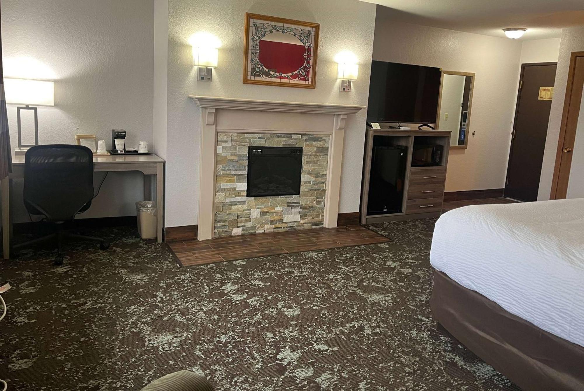 Ramada By Wyndham Cedar Rapids South Hotel Екстериор снимка