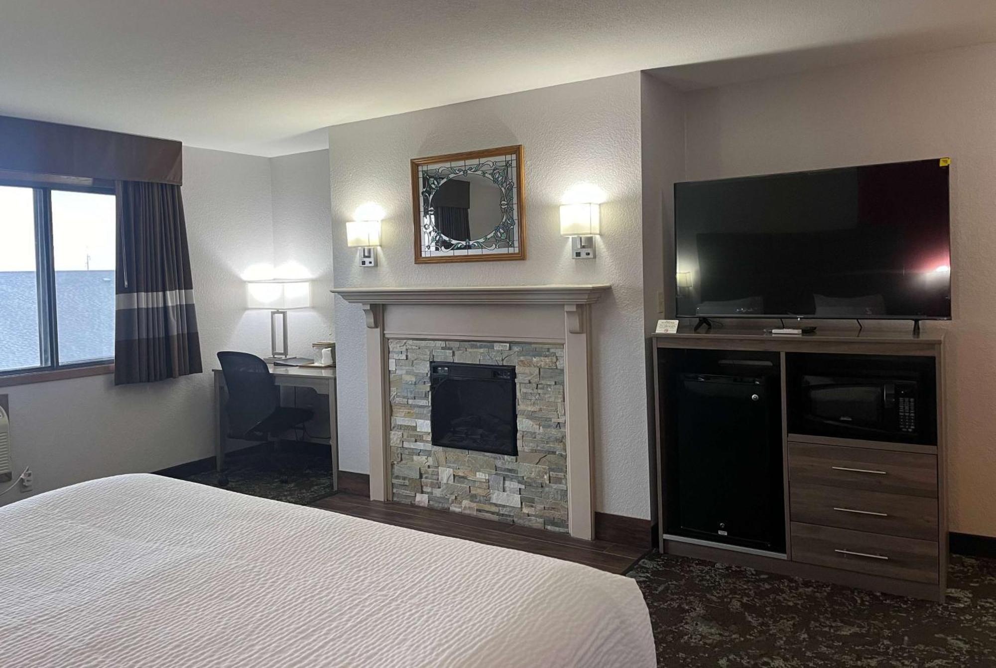 Ramada By Wyndham Cedar Rapids South Hotel Екстериор снимка