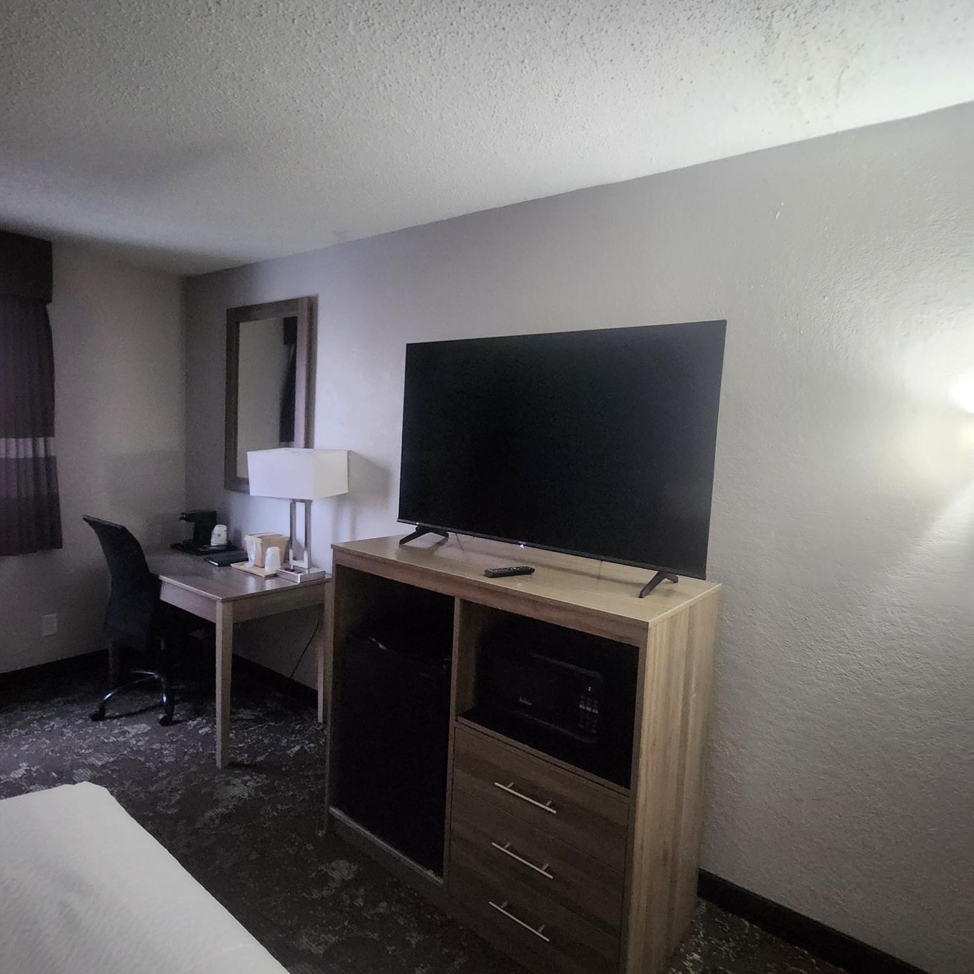 Ramada By Wyndham Cedar Rapids South Hotel Екстериор снимка