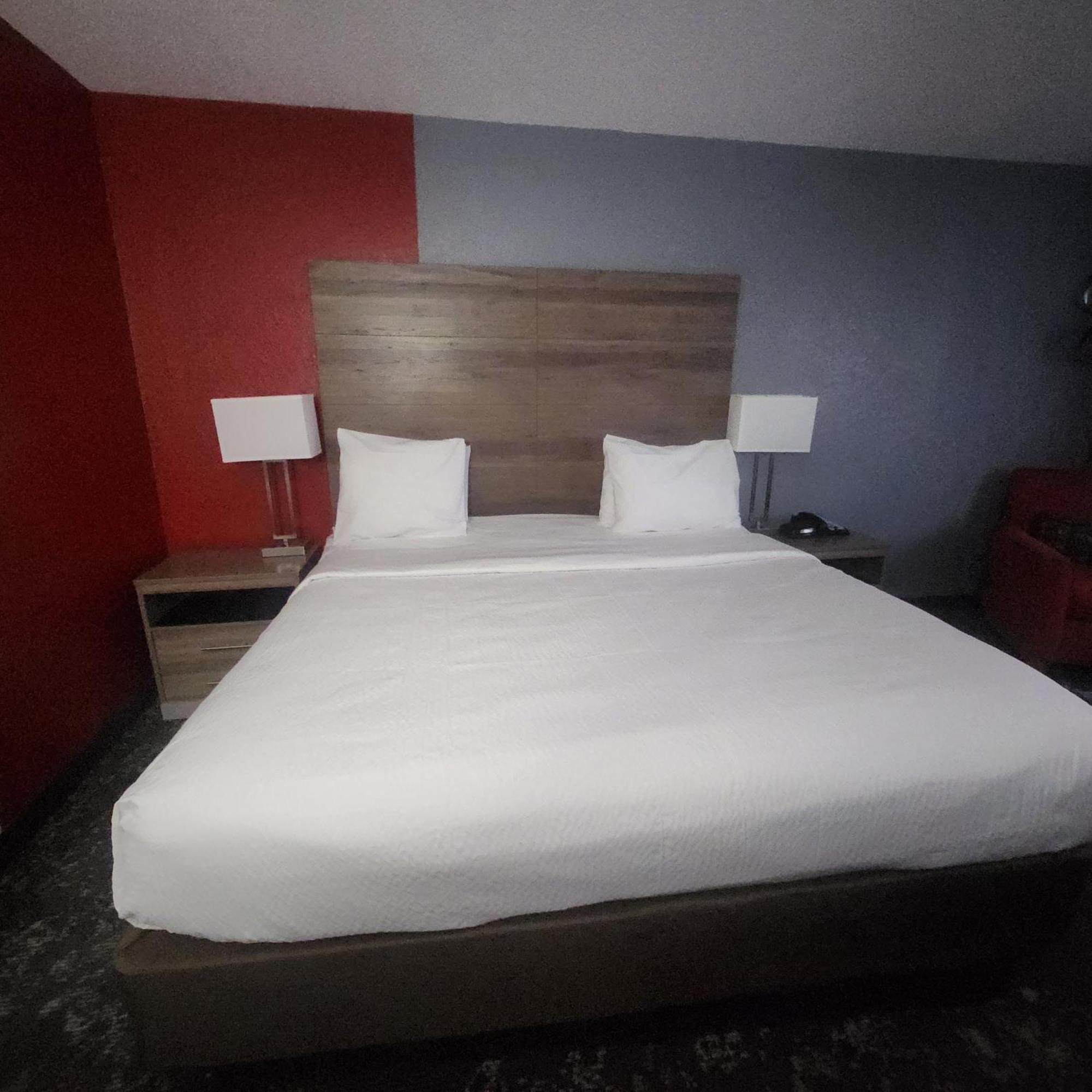 Ramada By Wyndham Cedar Rapids South Hotel Екстериор снимка