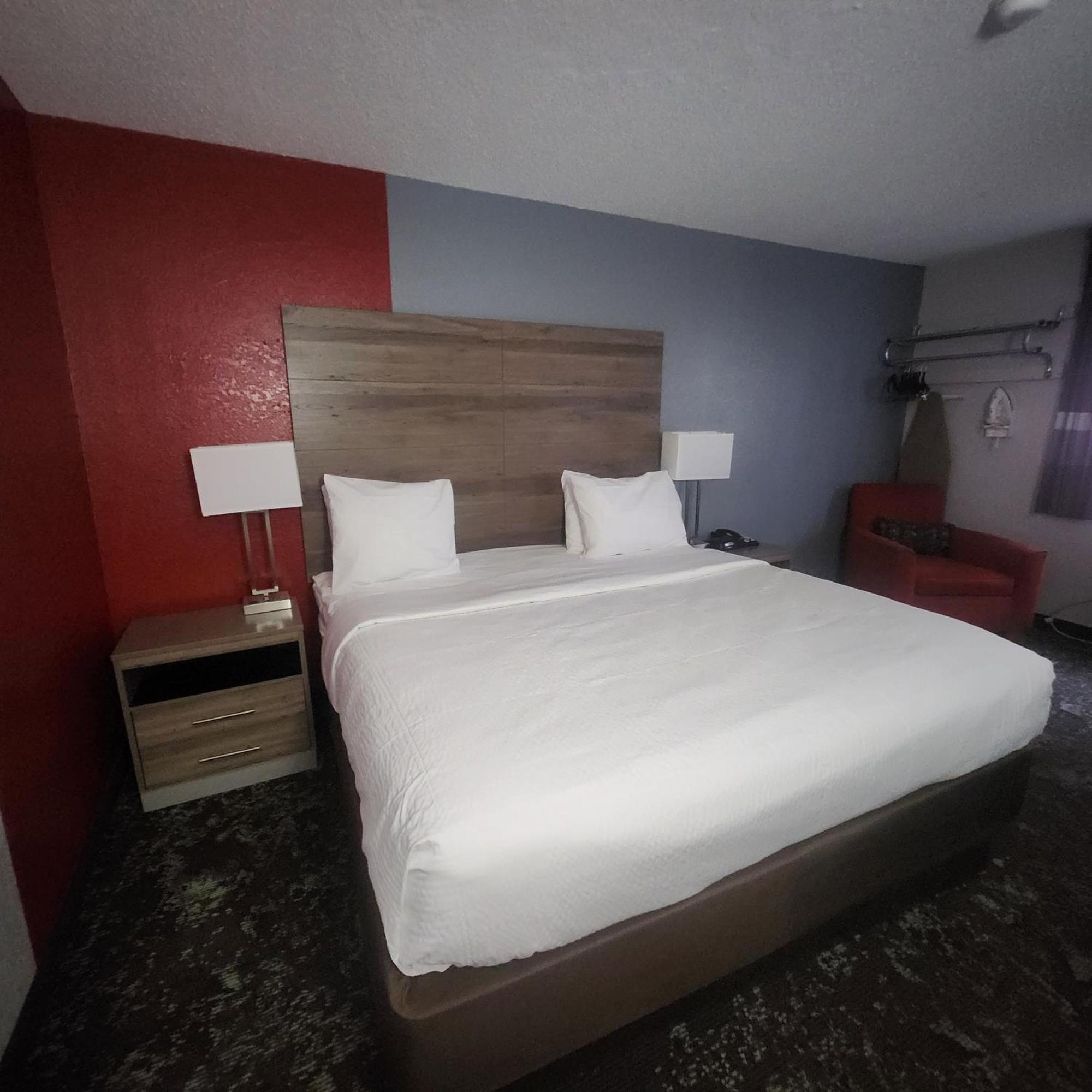 Ramada By Wyndham Cedar Rapids South Hotel Екстериор снимка