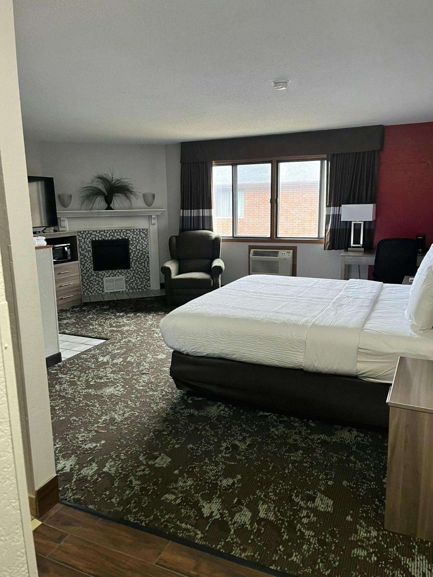 Ramada By Wyndham Cedar Rapids South Hotel Екстериор снимка