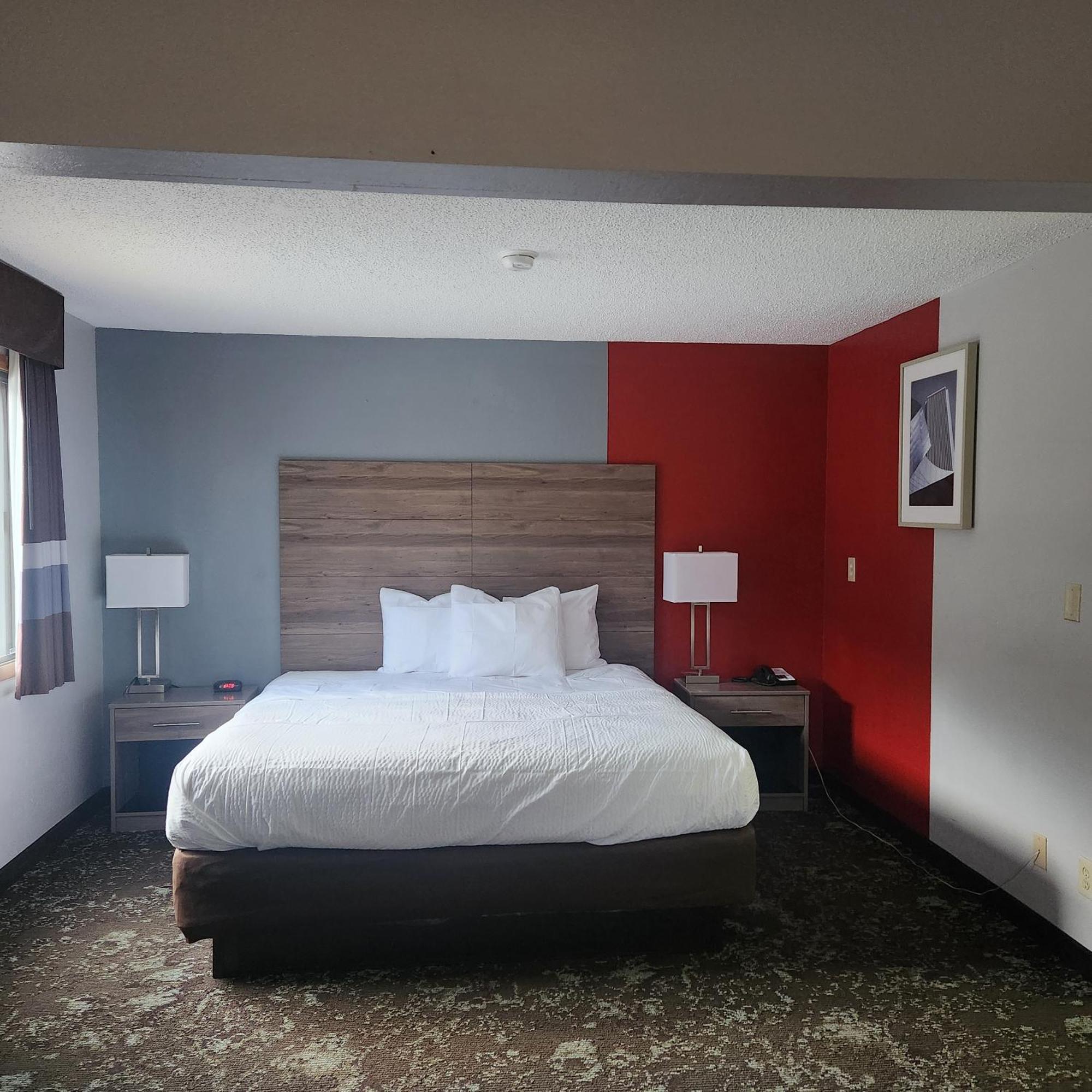 Ramada By Wyndham Cedar Rapids South Hotel Екстериор снимка