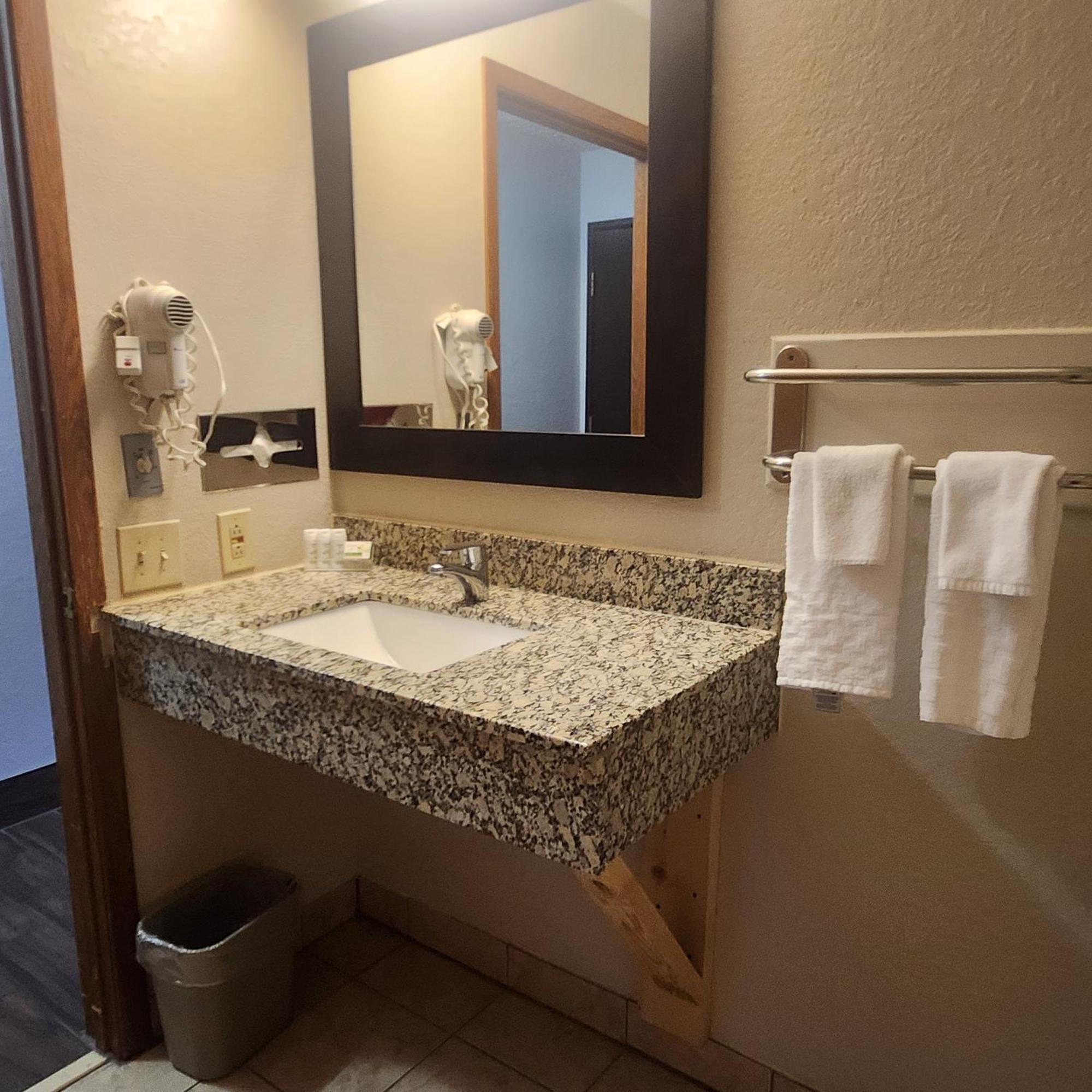 Ramada By Wyndham Cedar Rapids South Hotel Екстериор снимка