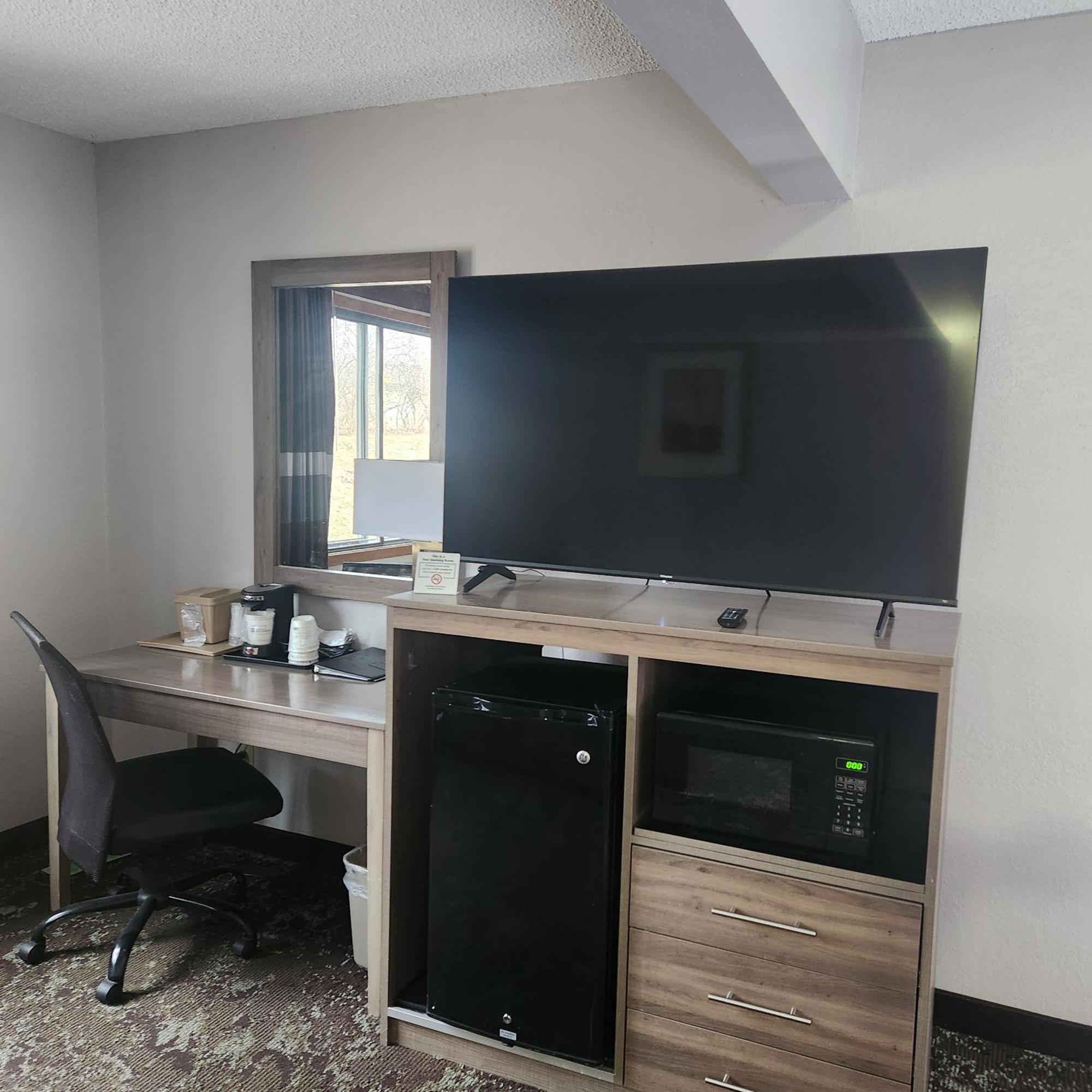 Ramada By Wyndham Cedar Rapids South Hotel Екстериор снимка
