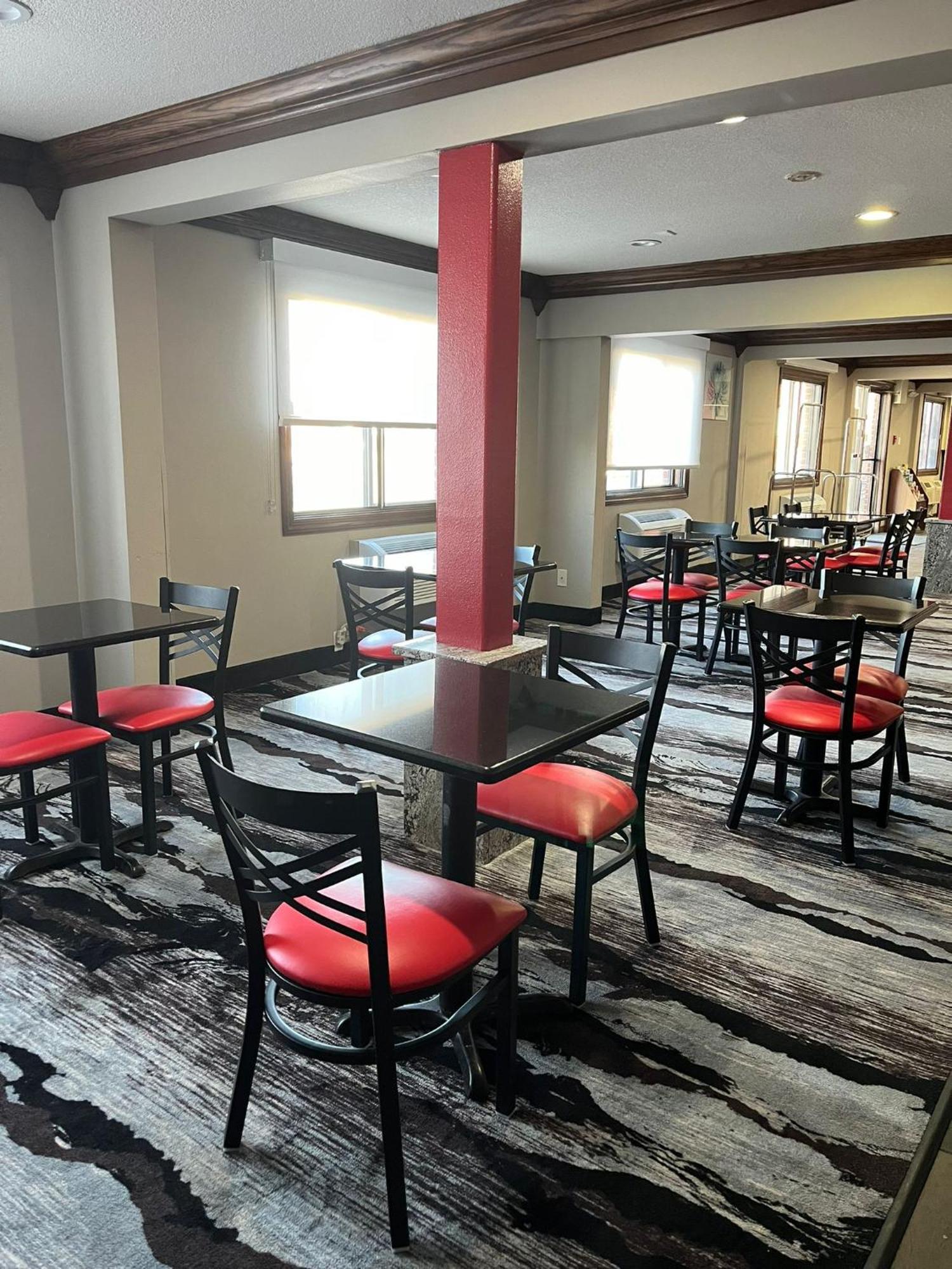 Ramada By Wyndham Cedar Rapids South Hotel Екстериор снимка
