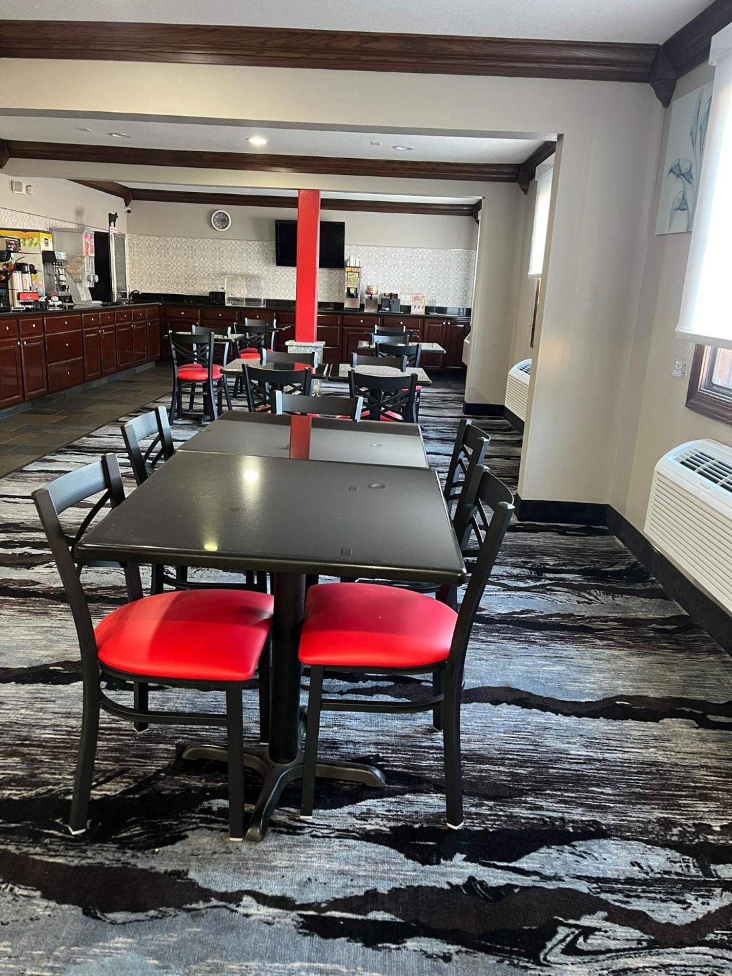 Ramada By Wyndham Cedar Rapids South Hotel Екстериор снимка