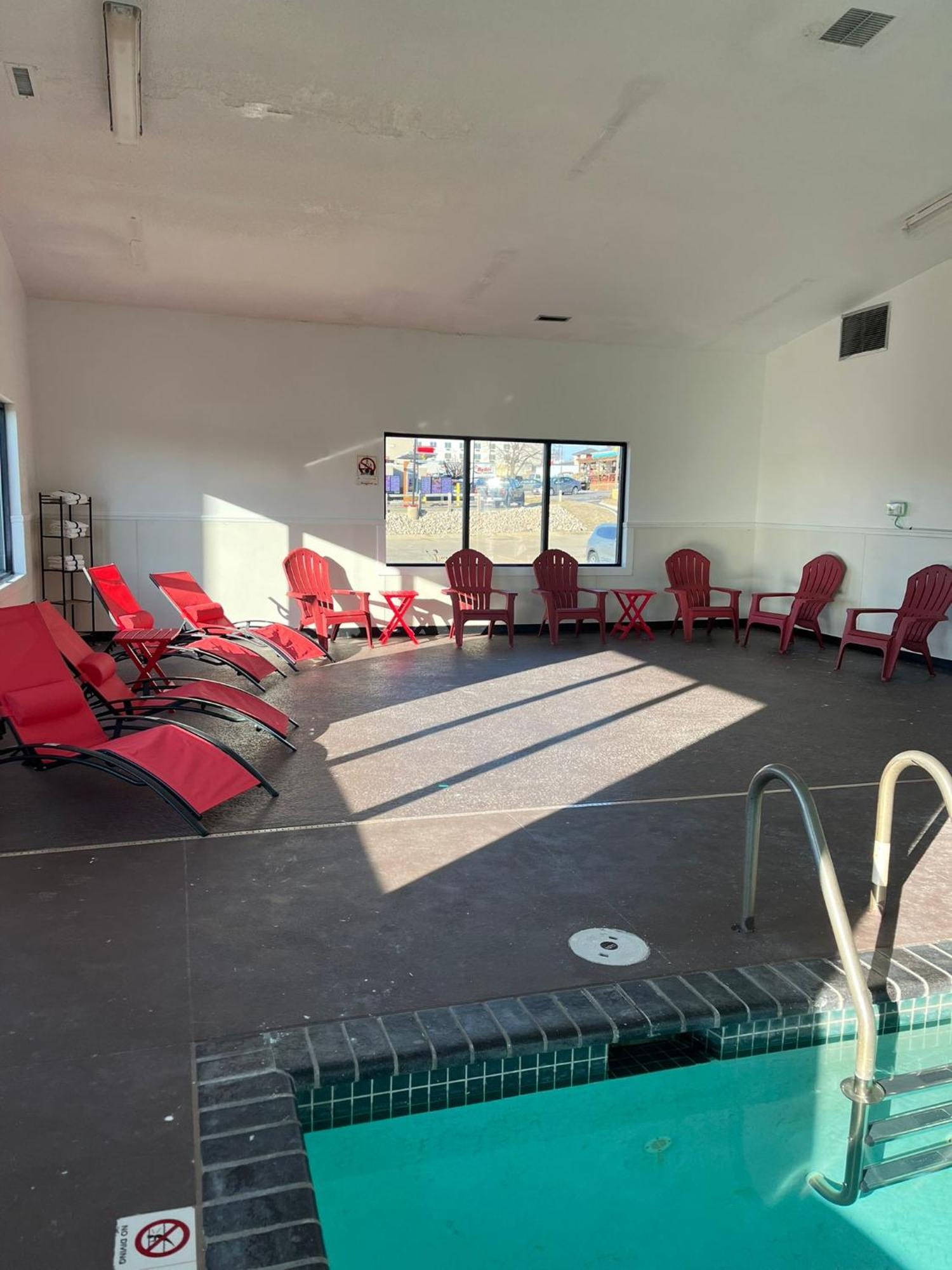 Ramada By Wyndham Cedar Rapids South Hotel Екстериор снимка