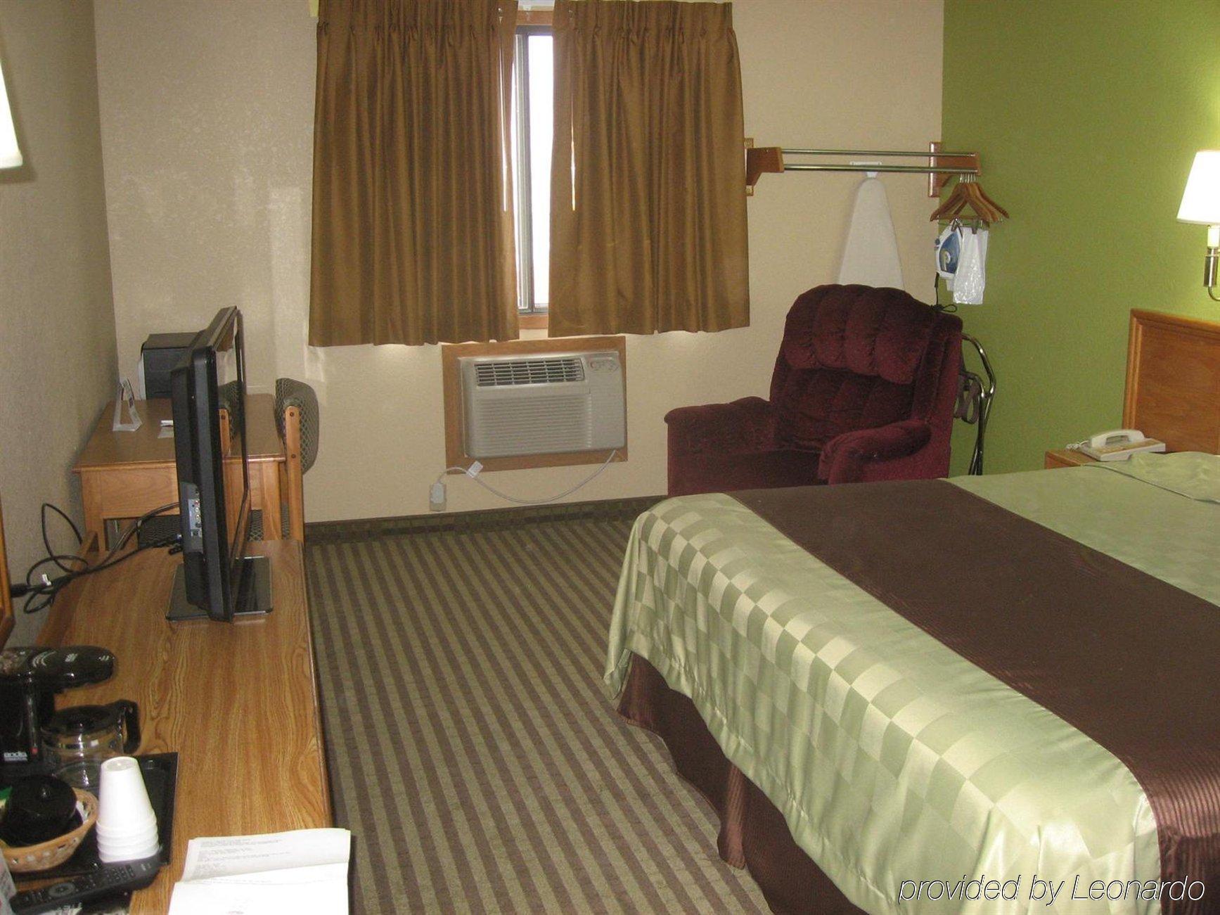 Ramada By Wyndham Cedar Rapids South Hotel Стая снимка