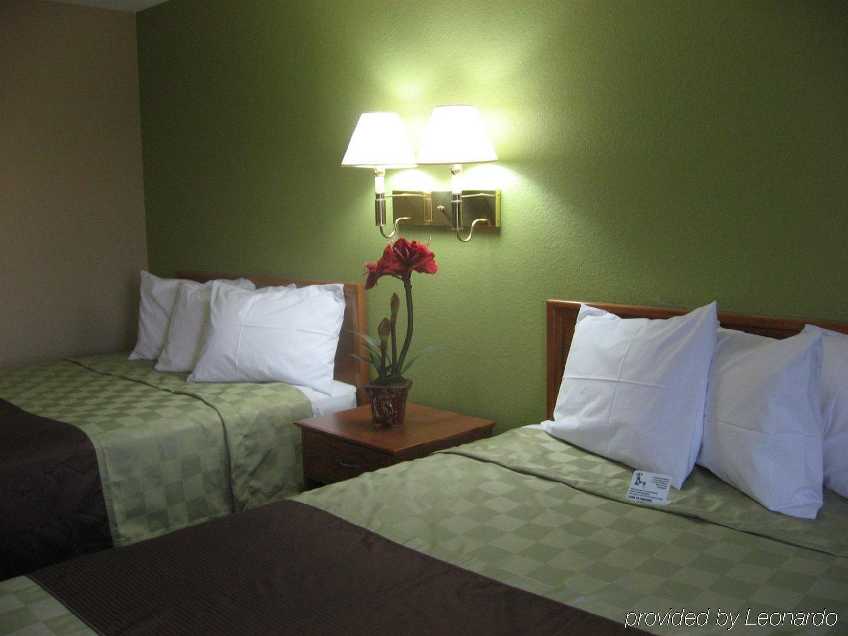 Ramada By Wyndham Cedar Rapids South Hotel Стая снимка