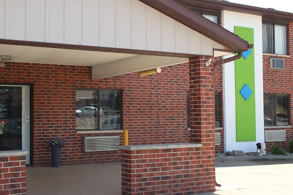 Ramada By Wyndham Cedar Rapids South Hotel Екстериор снимка