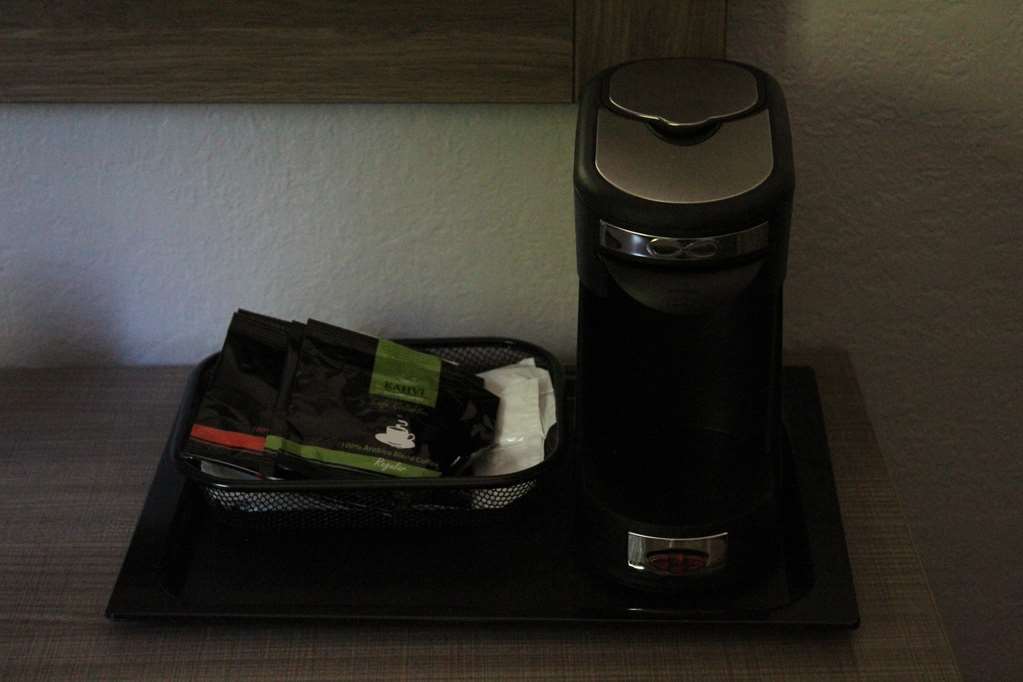 Ramada By Wyndham Cedar Rapids South Hotel Стая снимка